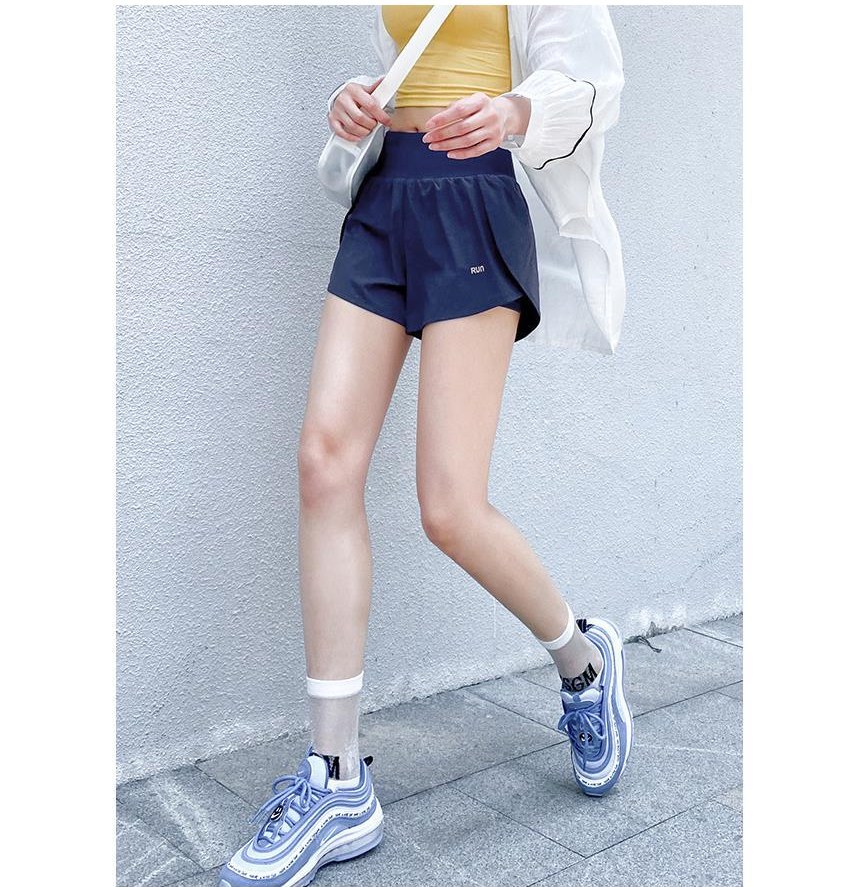 카멜·베이지 톤 반바지와 나시 전신 코디 사진