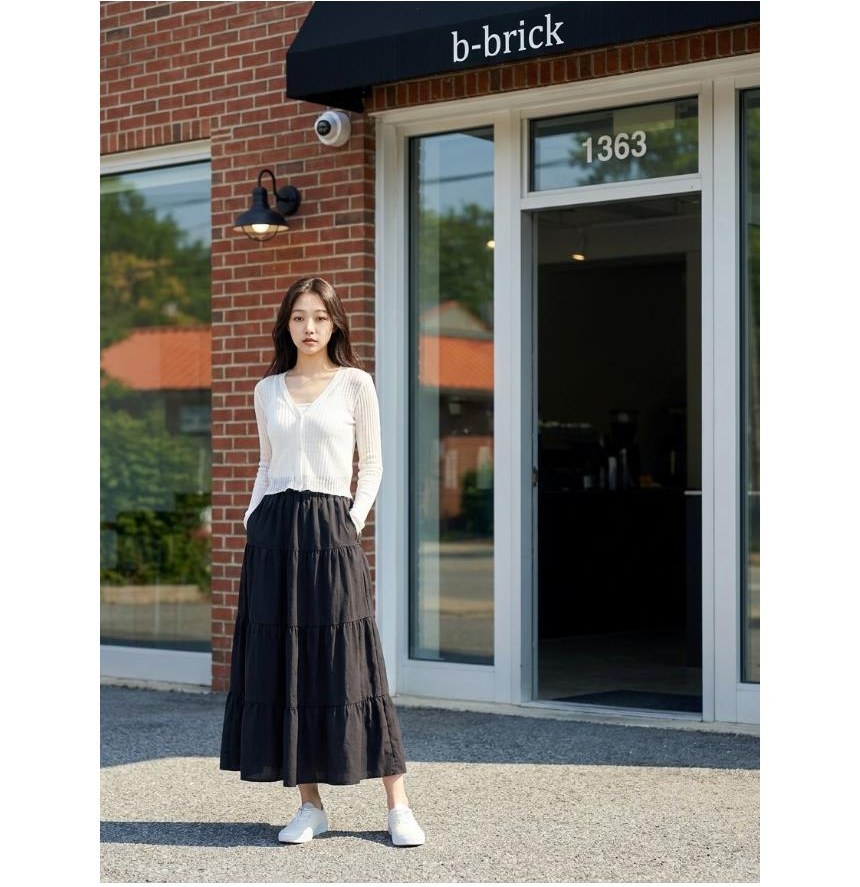 화이트·아이보리 톤 가디건과 롱스커트 전신 코디 사진