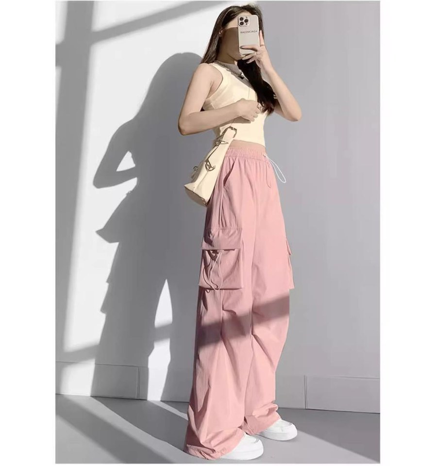 아이보리·그레이 톤 청바지와 나시 전신 코디 사진