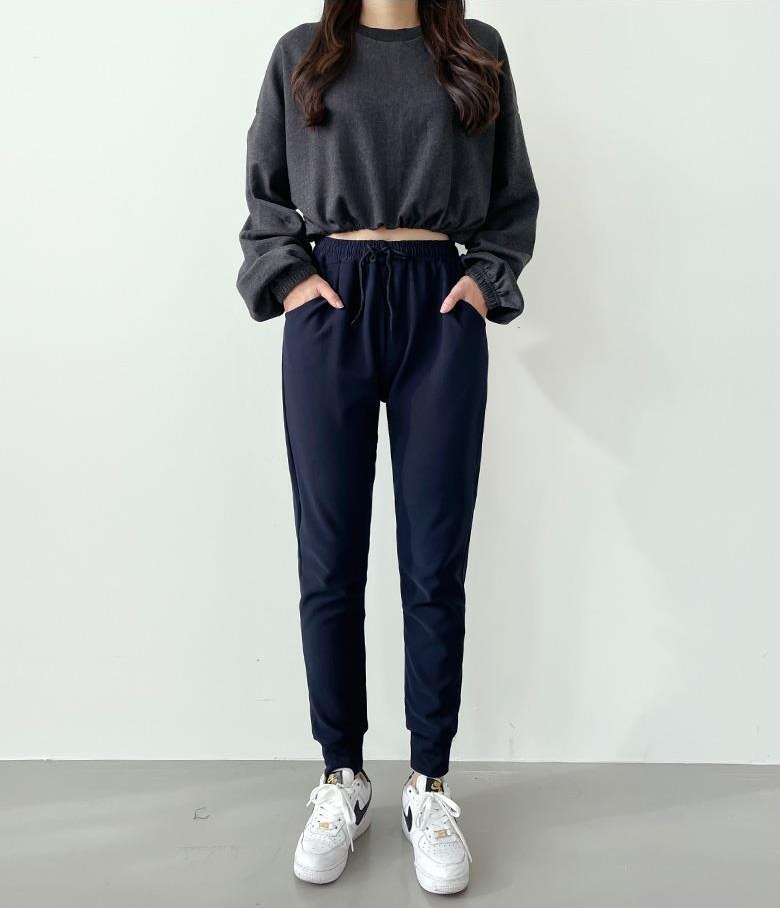 블랙·차콜 톤 트레이닝팬츠와 긴팔티 전신 코디 사진