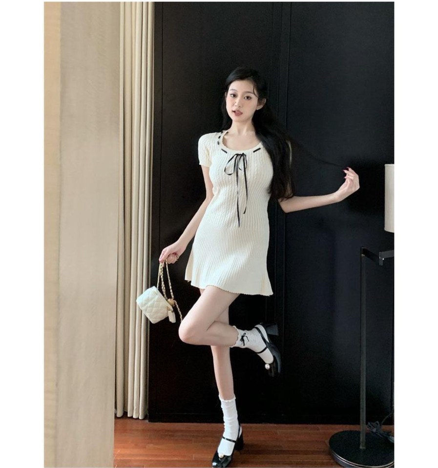 베이지·화이트 톤 롱원피스 전신 코디 사진