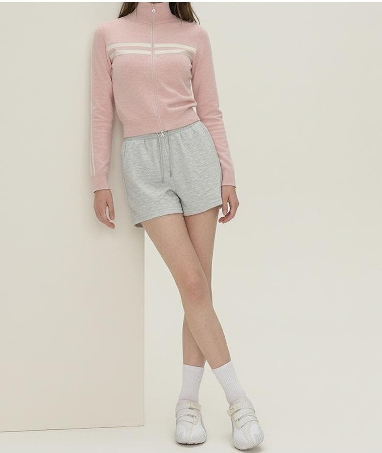 베이지·그레이 톤 반바지와 재킷 전신 코디 사진