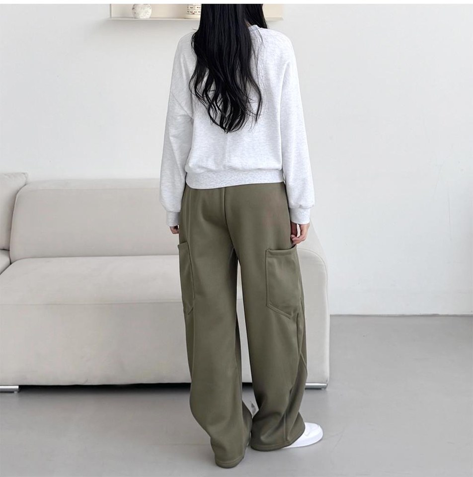 차콜·블랙 톤 트레이닝팬츠와 긴팔티 전신 코디 사진