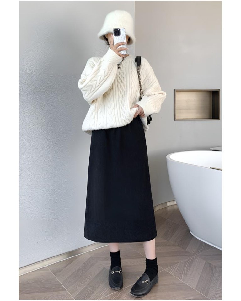 화이트·아이보리 톤 롱스커트와 니트 전신 코디 사진