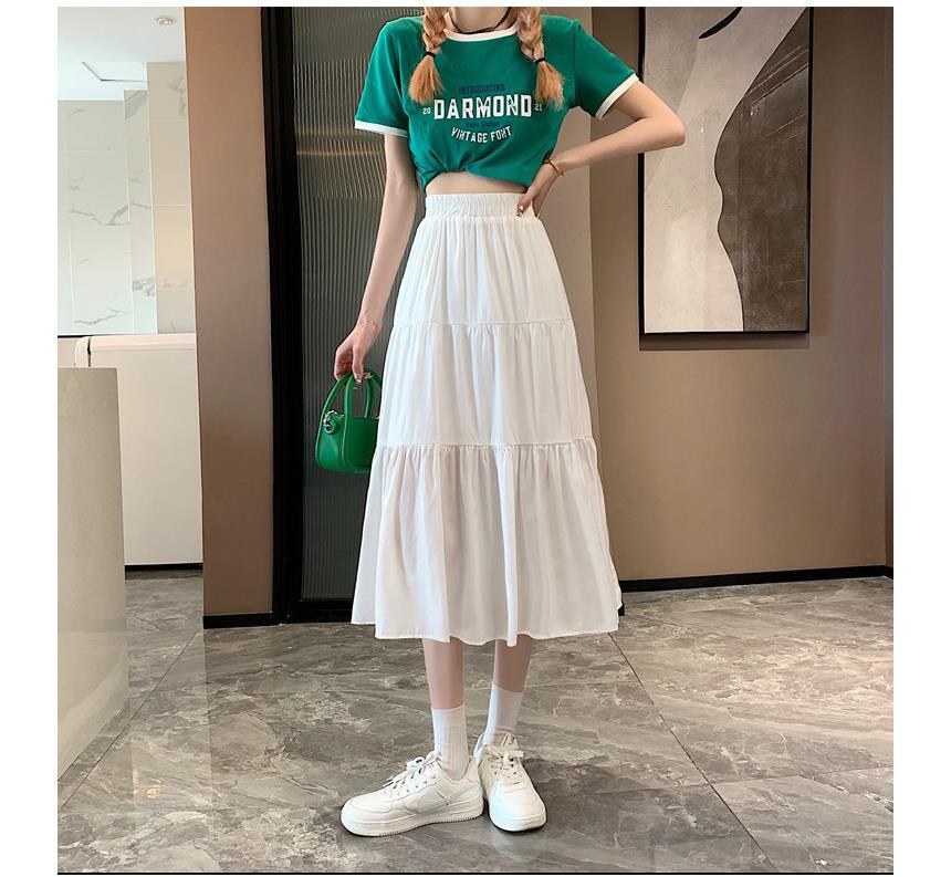 카멜·아이보리 톤 스커트와 반팔티 전신 코디 사진