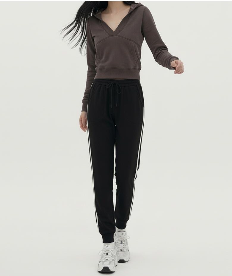 차콜·블랙 톤 트레이닝팬츠와 긴팔티 전신 코디 사진