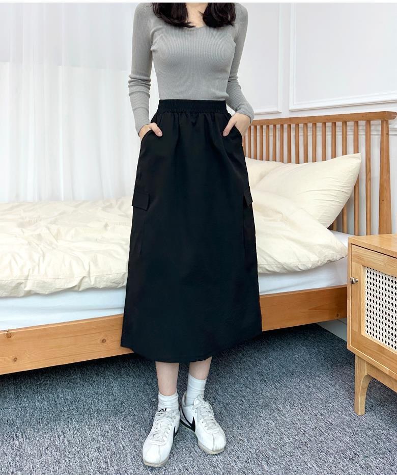 그레이·블랙 톤 스커트와 니트 전신 코디 사진