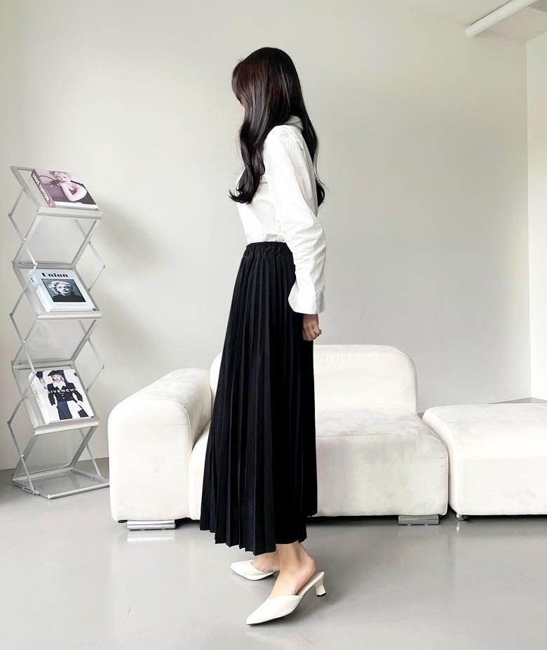 화이트·블랙 톤 스커트와 셔츠 전신 코디 사진