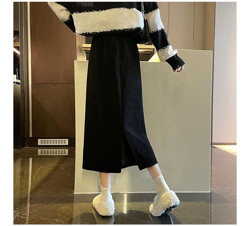 블랙·베이지 톤 스커트와 가디건 전신 코디 사진