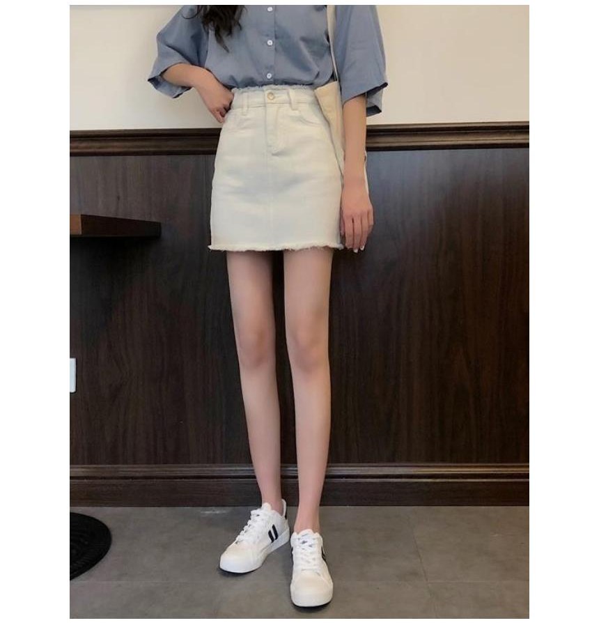 그레이·카멜 톤 스커트와 블라우스 전신 코디 사진