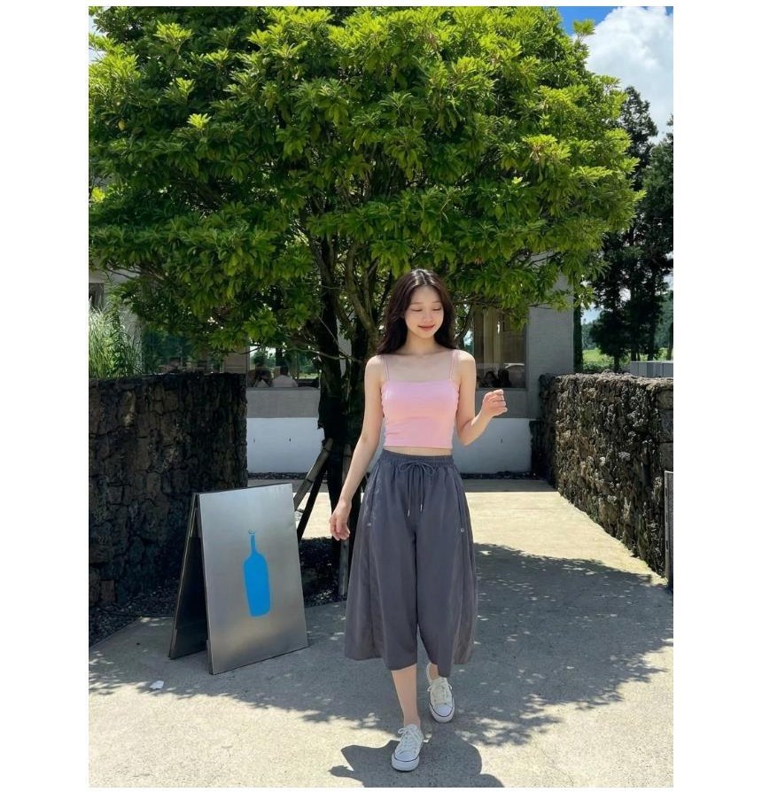 핑크·차콜 톤 반바지와 나시 전신 코디 사진