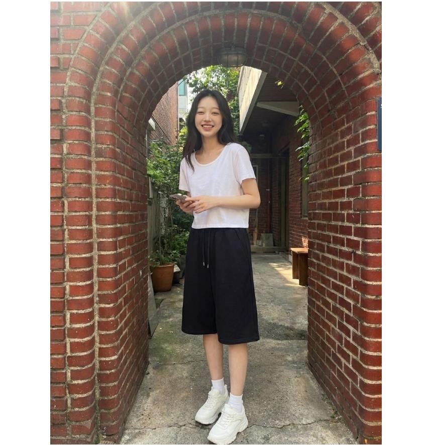 화이트·베이지 톤 반바지와 반팔티 전신 코디 사진
