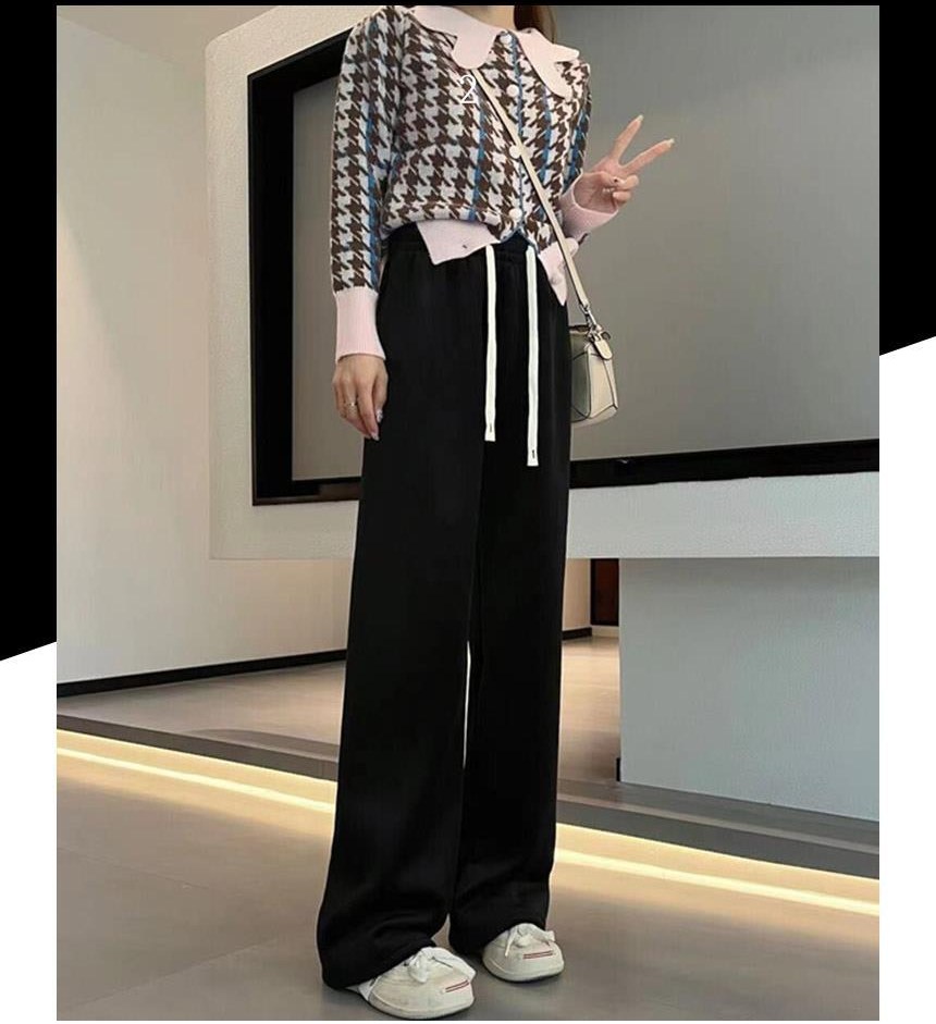 베이지·블랙 톤 청바지와 니트 전신 코디 사진
