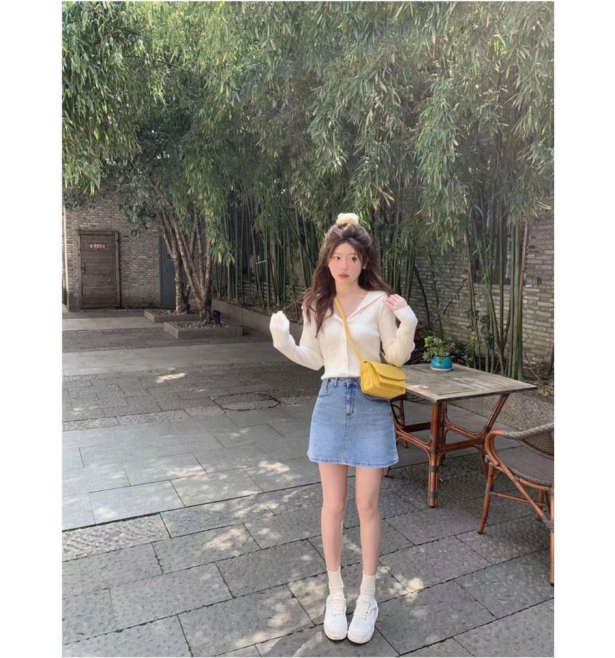 베이지·아이보리 톤 가디건과 미니스커트 전신 코디 사진