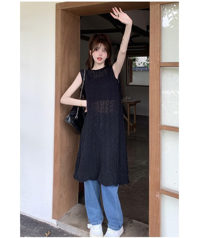 블랙·베이지 톤 베스트와 원피스 전신 코디 사진