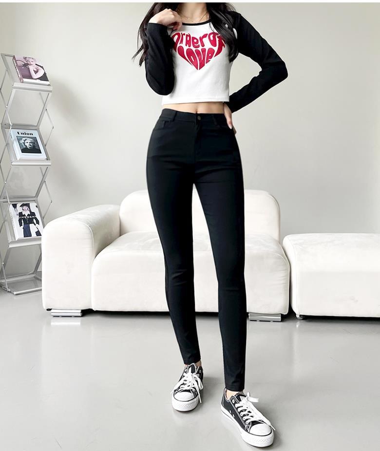 화이트·블랙 톤 청바지와 긴팔티 전신 코디 사진
