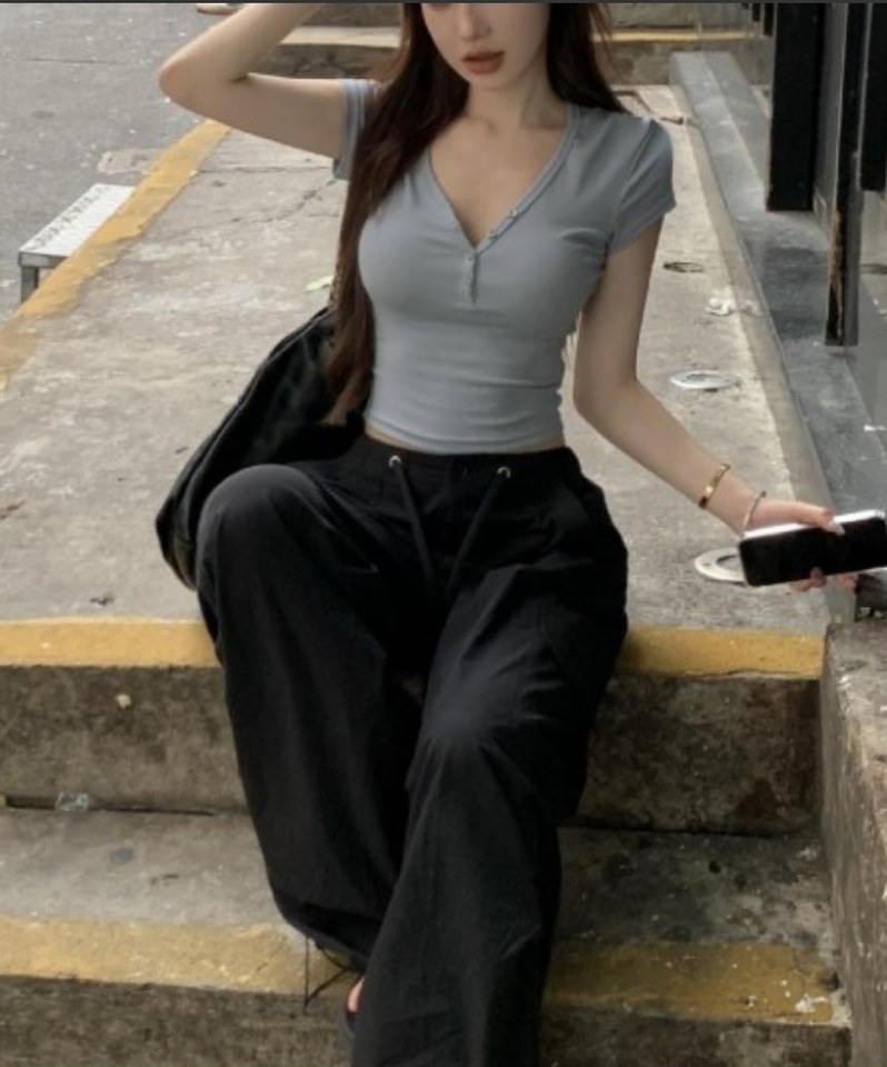 그레이·블랙 톤 셔츠와 트레이닝팬츠 전신 코디 사진