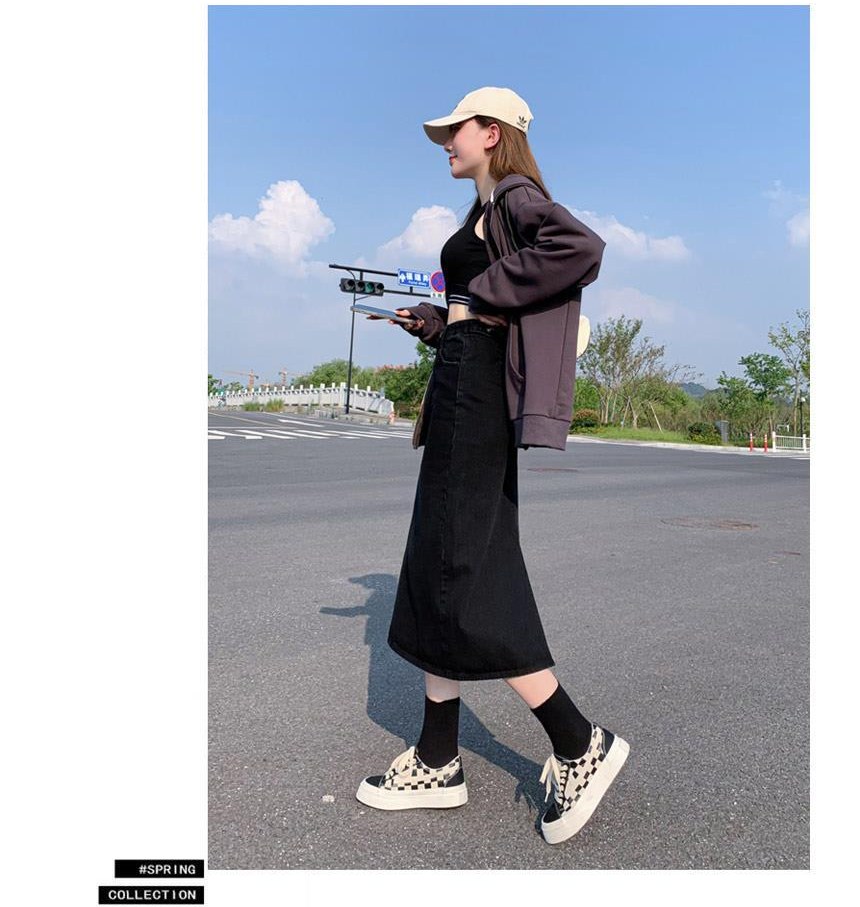 차콜·블랙 톤 스커트와 재킷 전신 코디 사진