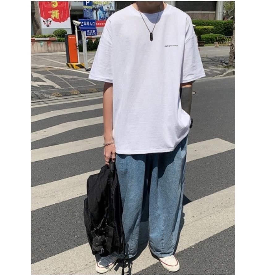 화이트·그레이 톤 청바지 전신 코디 사진
