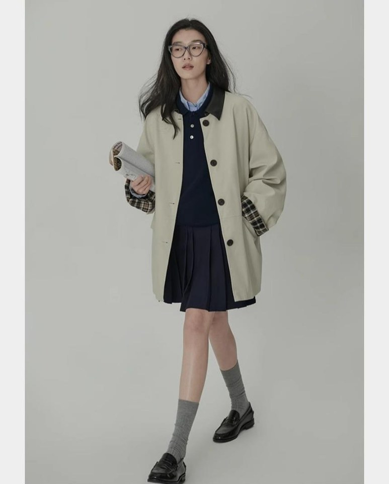 블랙·그레이 톤 니트와 코트 전신 코디 사진