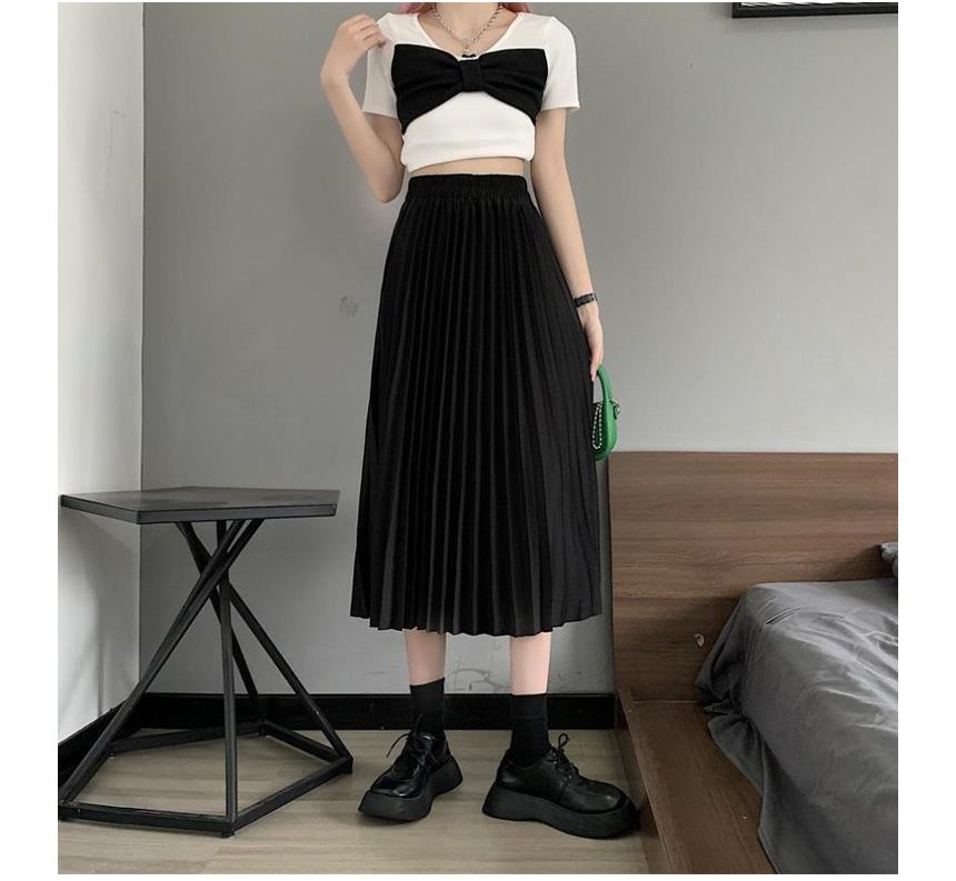 아이보리·블랙 톤 롱스커트와 반팔티 전신 코디 사진
