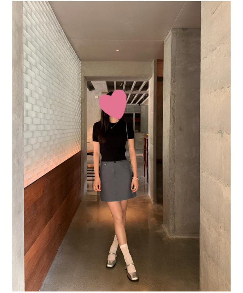블랙·카멜 톤 니트와 미니스커트 전신 코디 사진