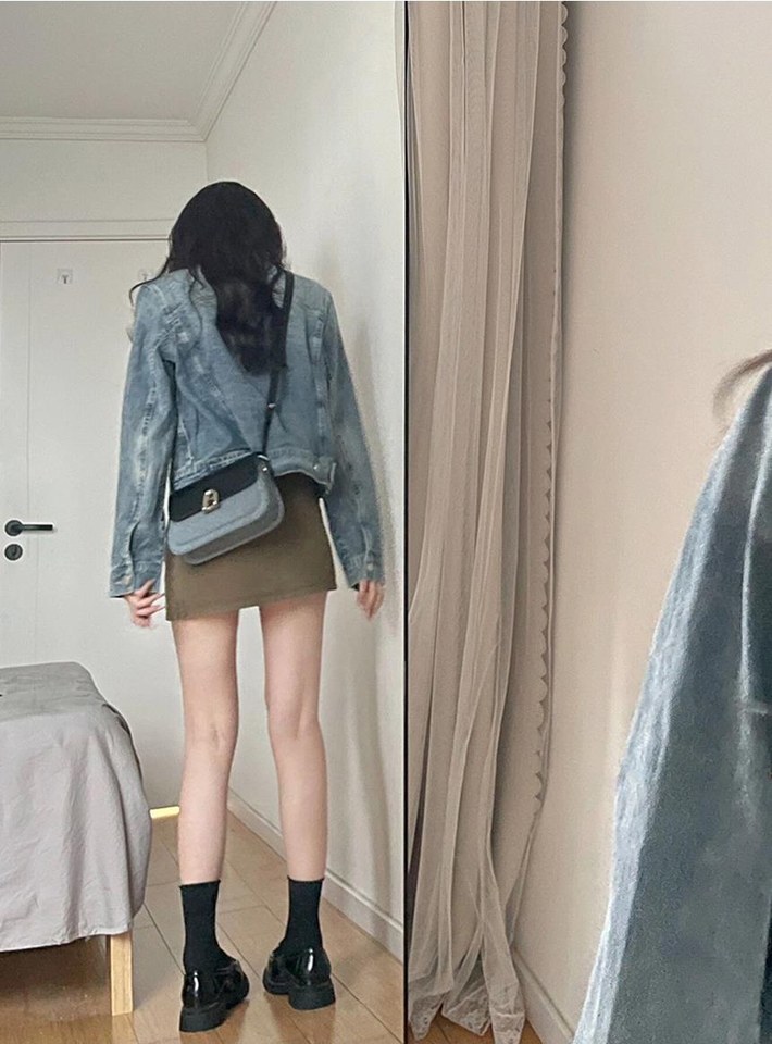 차콜·그레이 톤 패딩과 미니스커트 전신 코디 사진