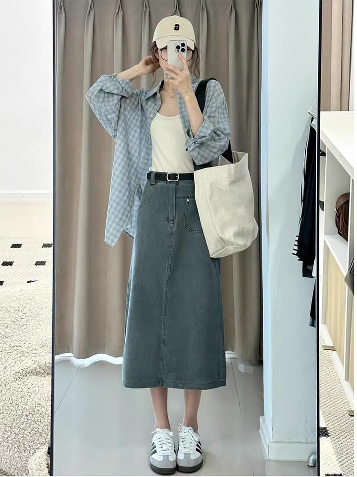 아이보리·베이지 톤 셔츠와 청바지 전신 코디 사진