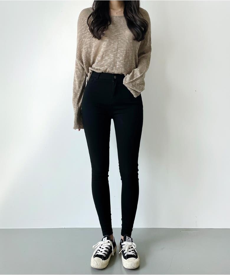 블랙·그레이 톤 청바지와 니트 전신 코디 사진