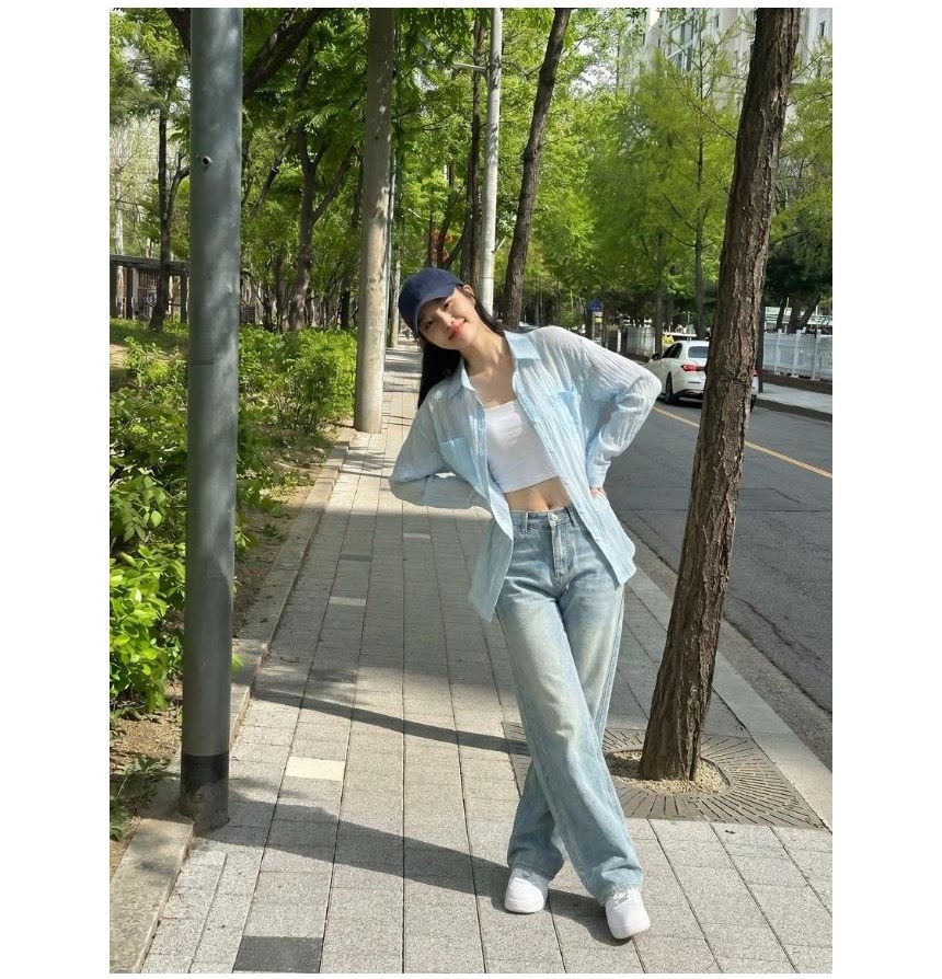 화이트·그레이 톤 블라우스와 재킷 전신 코디 사진