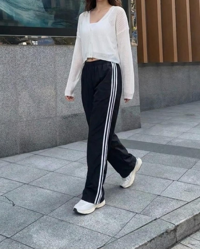 블랙·화이트 톤 와이드팬츠와 가디건 전신 코디 사진