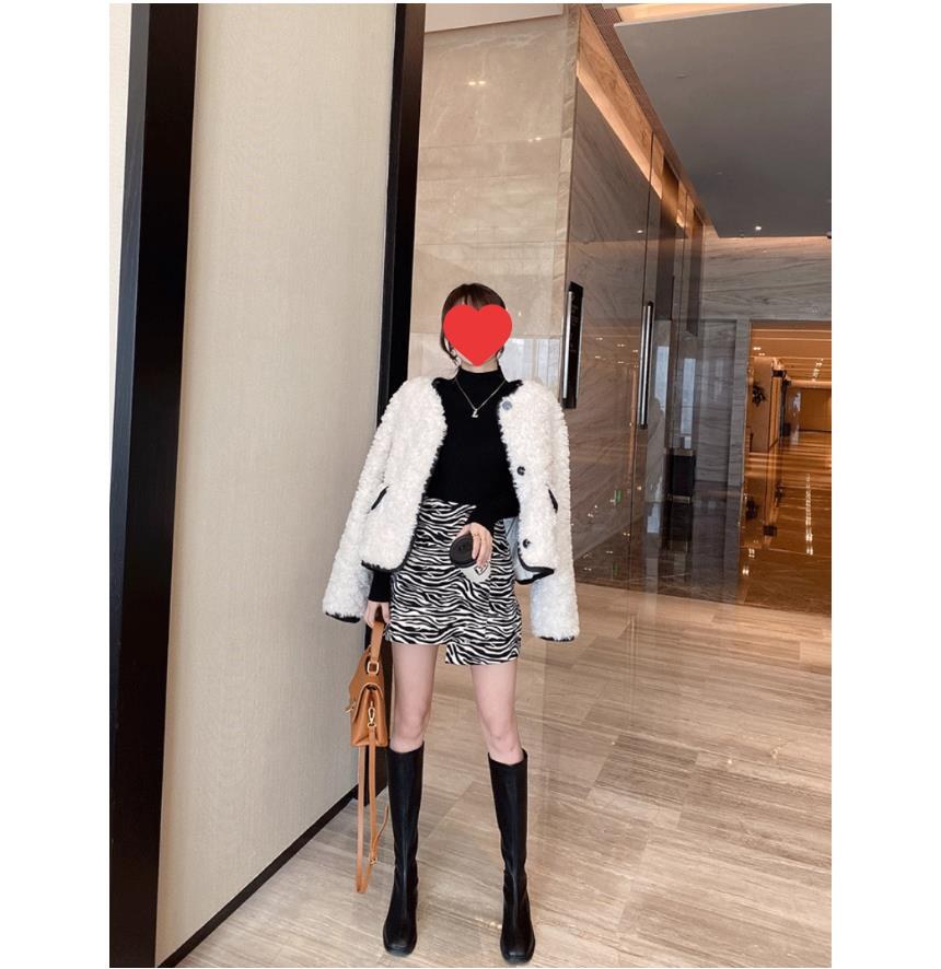 화이트·차콜 톤 맨투맨과 패딩 전신 코디 사진