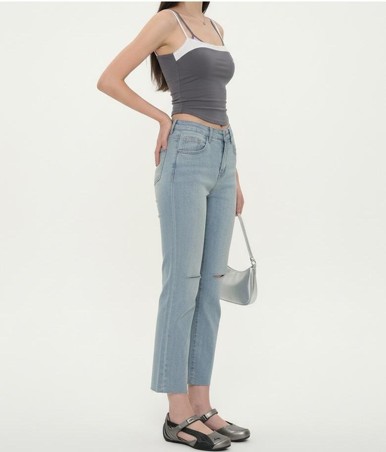 차콜·베이지 톤 청바지와 나시 전신 코디 사진