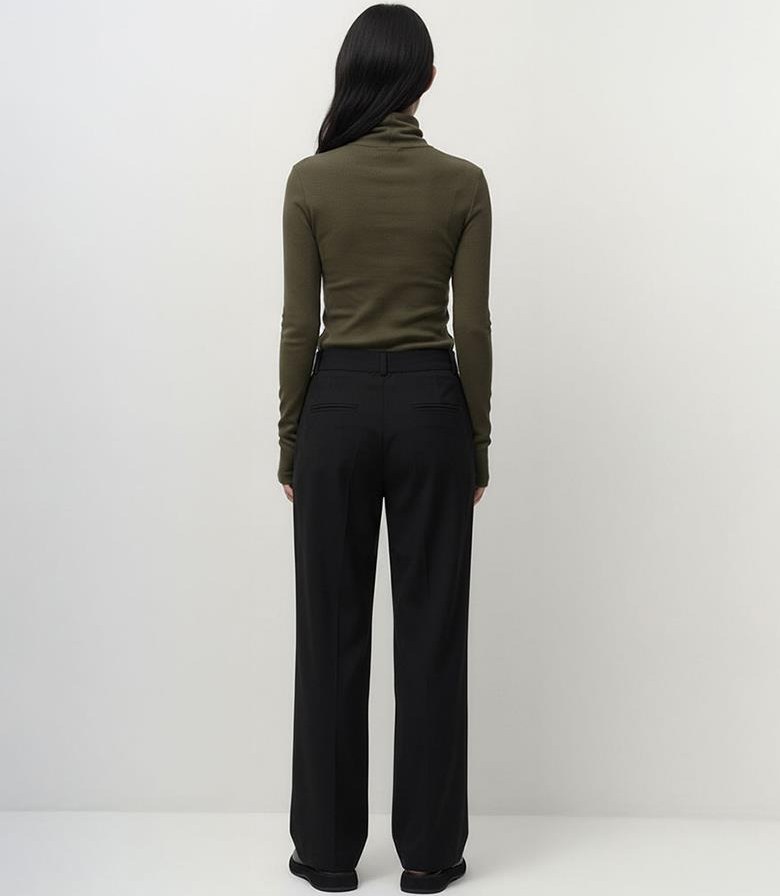 블랙·차콜 톤 슬랙스와 긴팔티 전신 코디 사진