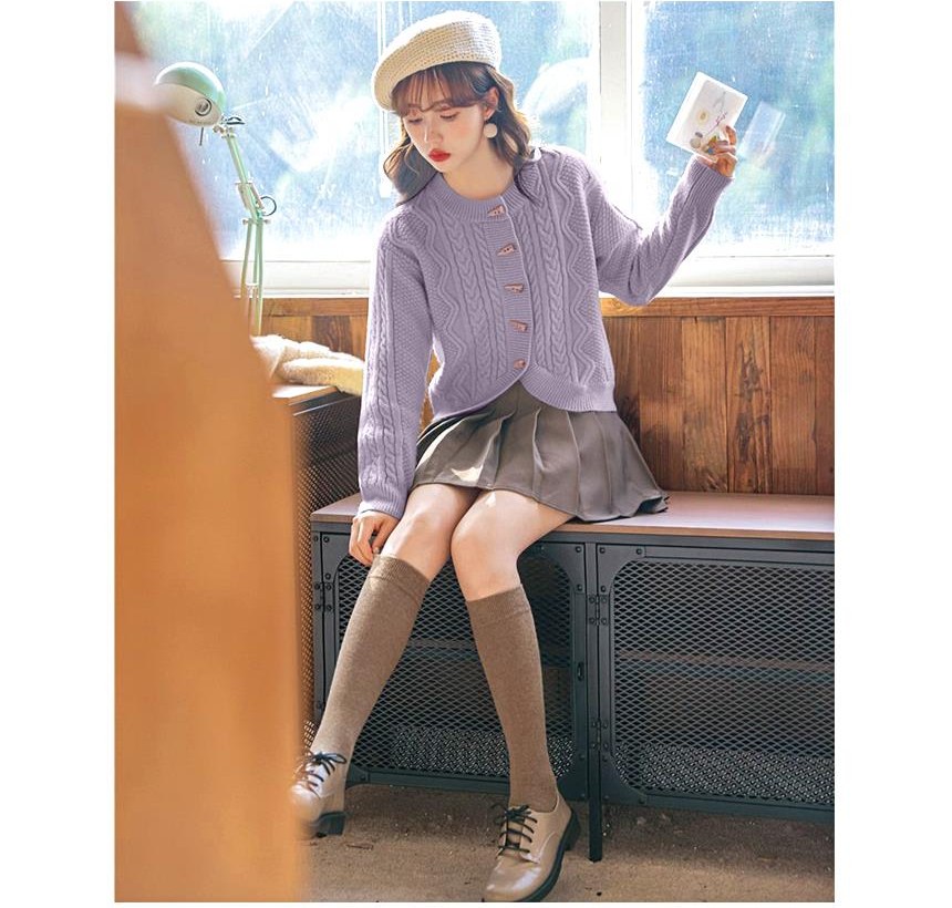 그레이·브라운 톤 가디건과 미니스커트 전신 코디 사진