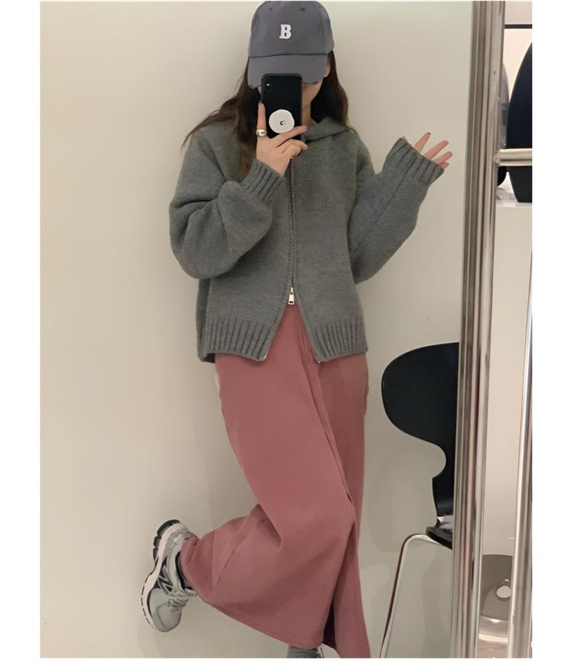차콜·그레이 톤 니트와 롱스커트 전신 코디 사진