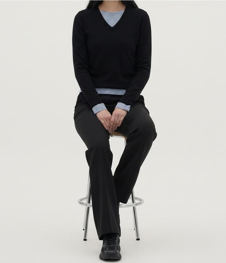 블랙·그레이 톤 슬랙스와 가디건 전신 코디 사진