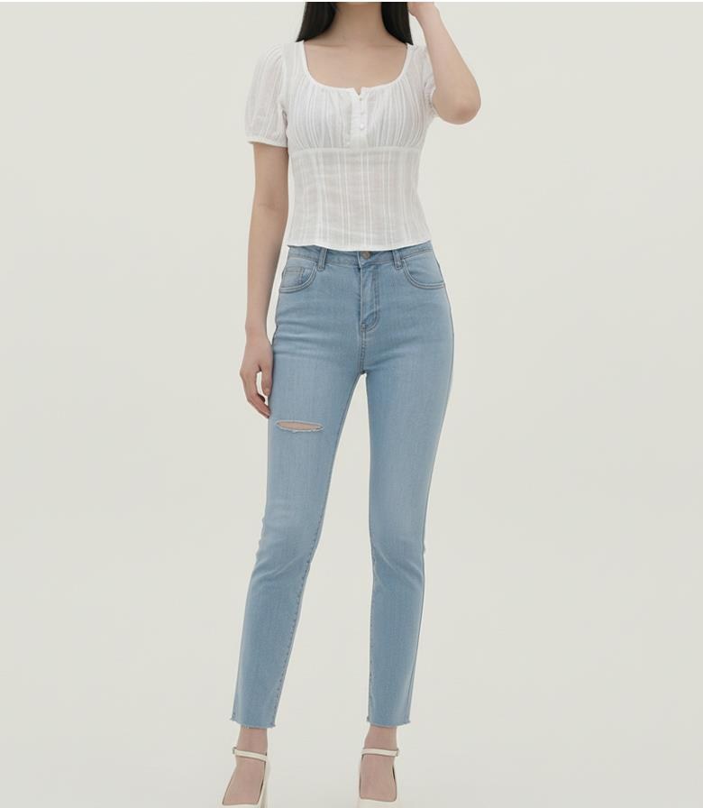 베이지·그레이 톤 청바지와 블라우스 전신 코디 사진