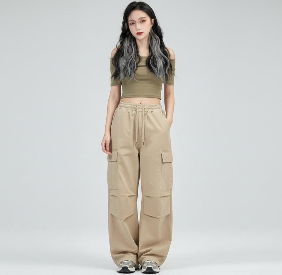 카키·그레이 톤 슬랙스와 나시 전신 코디 사진