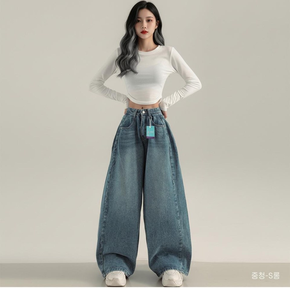 그레이·차콜 톤 청바지와 긴팔티 전신 코디 사진