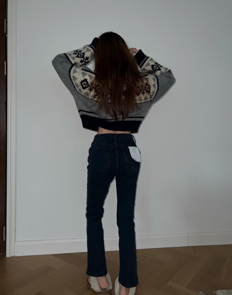 블랙·차콜 톤 니트와 청바지 전신 코디 사진