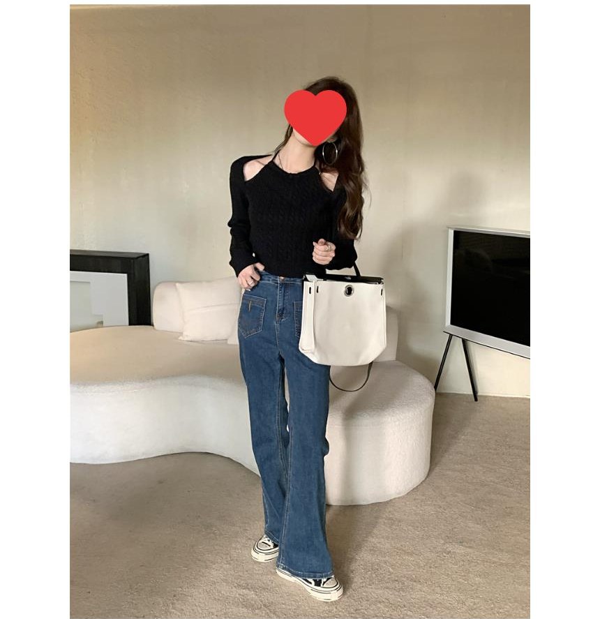 블랙·베이지 톤 니트와 청바지 전신 코디 사진