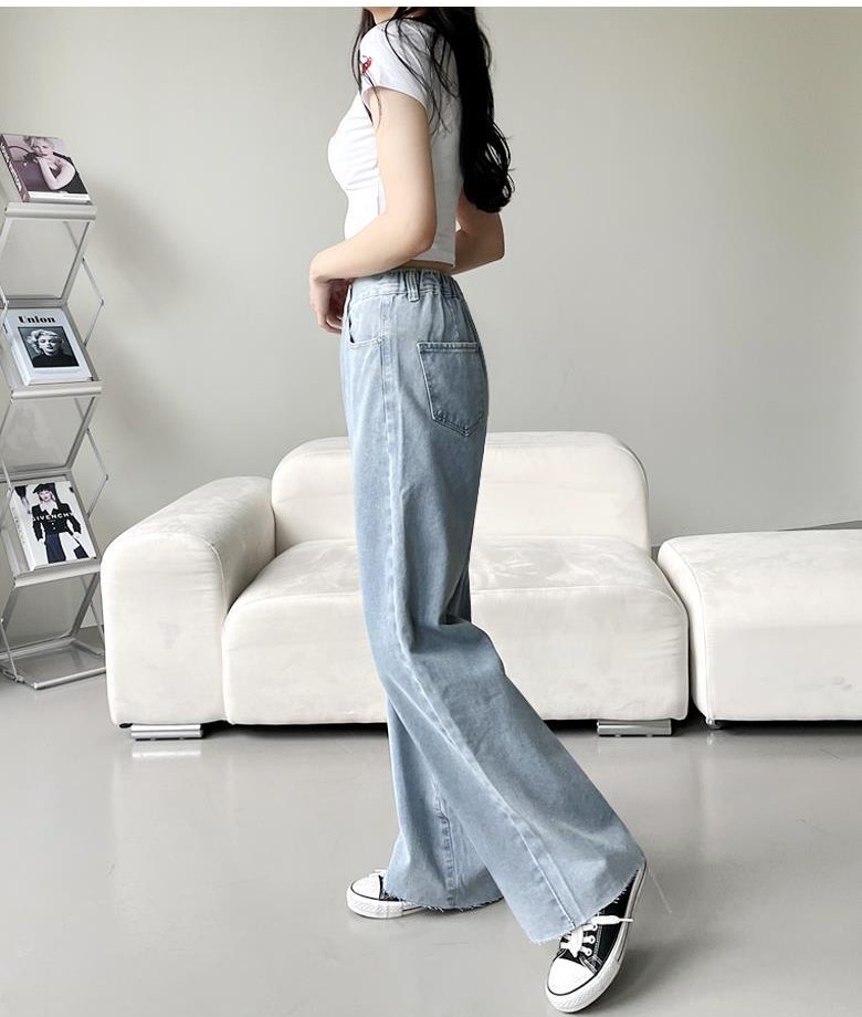아이보리·그레이 톤 청바지와 반팔티 전신 코디 사진