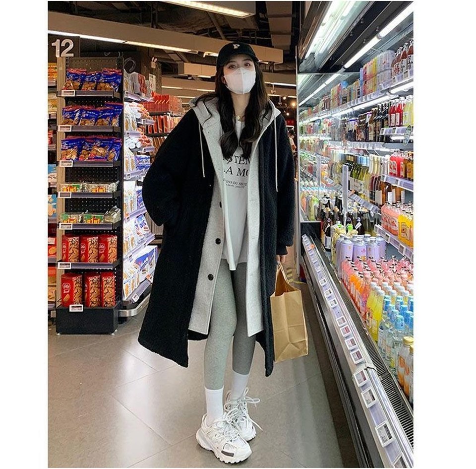 블랙·베이지 톤 패딩과 반팔티 전신 코디 사진