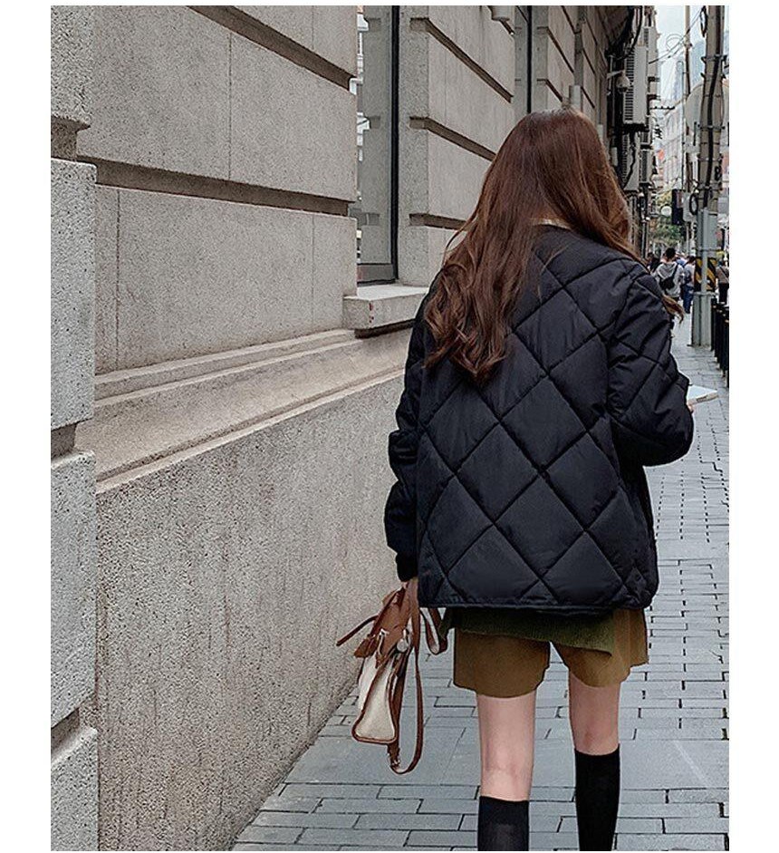 차콜·블랙 톤 재킷과 반바지 전신 코디 사진