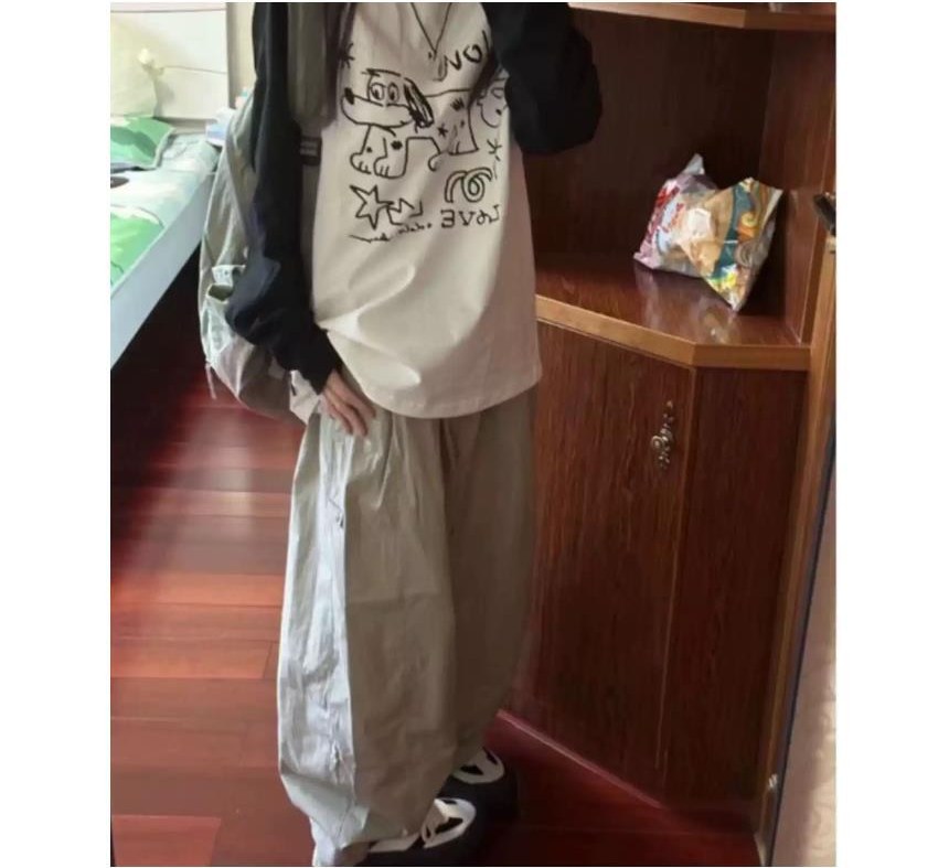 베이지·블랙 톤 셔츠와 와이드팬츠 전신 코디 사진