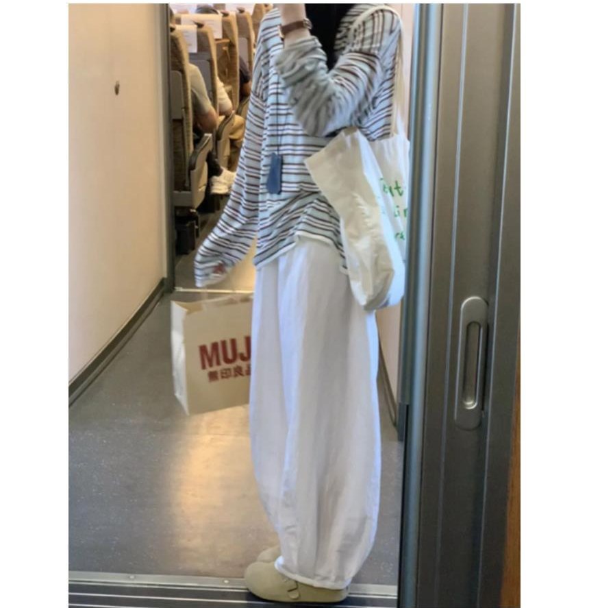 그레이·스카이블루 톤 셔츠와 와이드팬츠 전신 코디 사진