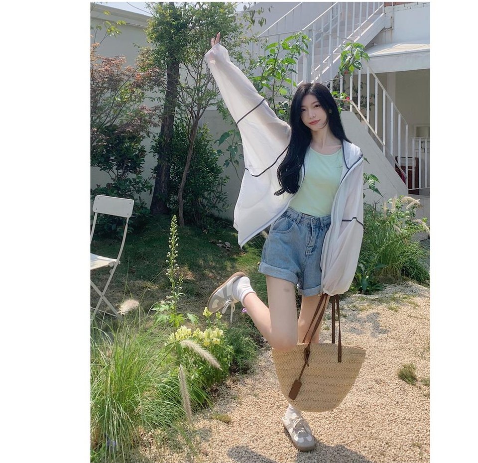 그레이·차콜 톤 재킷과 나시 전신 코디 사진