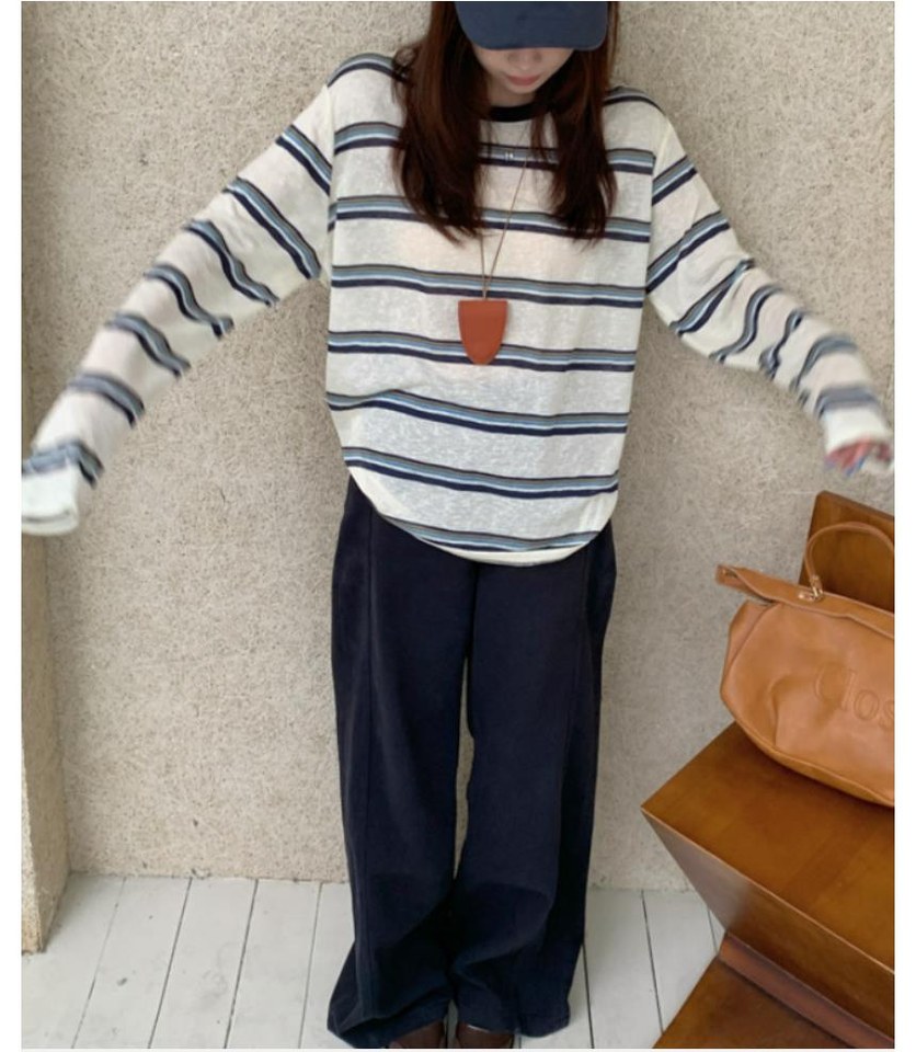 그레이·차콜 톤 티셔츠와 와이드팬츠 전신 코디 사진