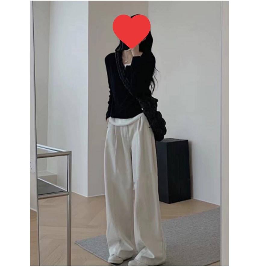 블랙·그레이 톤 티셔츠와 와이드팬츠 전신 코디 사진